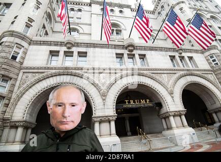 Washington, Stati Uniti. 27 Ott 2020. Un manifestante indossa una maschera del presidente russo Vladimir Putin mentre partecipano a una manifestazione sponsorizzata da vari gruppi per i diritti umani che protestano per quello che dicono sono i rapporti inappropriati di Trump con gli autocrati e la sua manipolazione del Partito Repubblicano, alla Trump Tower di Washington, DC, martedì 27 ottobre, 2020. Foto di Kevin Dietsch/UPI Credit: UPI/Alamy Live News Foto Stock