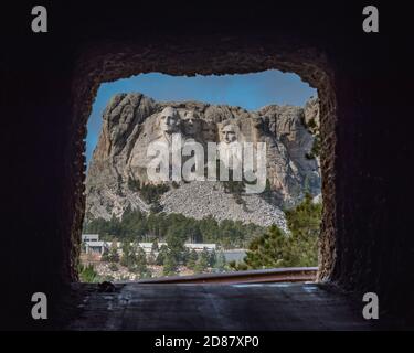 Mount Rushmore National Memorial visto attraverso il Doane Robinson Tunnel in Dakota del Sud Foto Stock