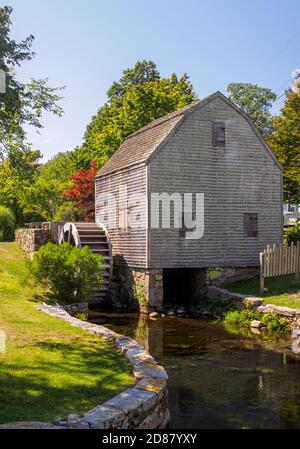 Dexter Grist Mill, Sandwich, Cape Cod Massachusetts, vista laterale USA con ruota d'acqua in legno e macina all'inizio di settembre 2016. Foto Stock