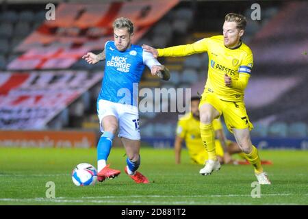 Peterborough, Cambridgeshire, Regno Unito. 27 ottobre 2020. Peterboroughs Sammie Szmodics e Burtons Stephen Quinn durante la partita Sky Bet League 1 tra Peterborough e Burton Albion a London Road, Peterborough, martedì 27 ottobre 2020. (Credit: Ben Pooley | MI News) Credit: MI News & Sport /Alamy Live News Foto Stock