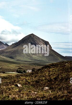 L'isola di Skye al largo della costa occidentale della Scozia. Vista dal Broadford a Elgol Road.The montagna è Bienn Dearg 735 m. Foto Stock