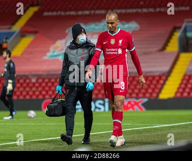 Liverpool. 28 Ott 2020. Il Fabinho (R) di Liverpool esce infortunato durante la partita della UEFA Champions League tra il Liverpool FC e il FC Midtjylland ad Anfield a Liverpool, in Gran Bretagna, il 27 ottobre 2020. Credit: Xinhua/Alamy Live News Foto Stock