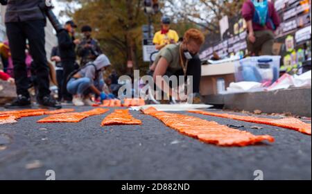 Washington, DC, USA, 27 ottobre 2020. Nella foto: Le fiamme di plastica sono dipinte e pronte per l'uso per creare arte di protesta per la recinzione di Lafayette Square. Gli streamers sono stati preparati ad un evento per ridecorare la recinzione con arte di protesta dopo che i sostenitori di Trump hanno distrutto gli esistenti, la notte del 26 ottobre 2020, mentre la polizia della DC ha guardato. Credit: Alison Bailey/Alamy Live News Foto Stock