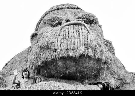 Gigante sculture di paglia , Huay Tung Tao Lago, Thailandia Foto Stock