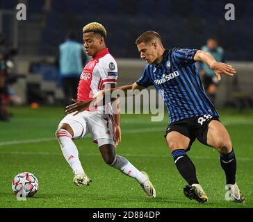 Bergamo. 28 Ott 2020. Mario Pasalic (R) di Atalanta viena con David Neres di Ajax durante la partita del Gruppo D della UEFA Champions League tra Atalanta e Ajax a Bergamo, Italia, 27 ottobre 2020. Credit: Xinhua/Alamy Live News Foto Stock