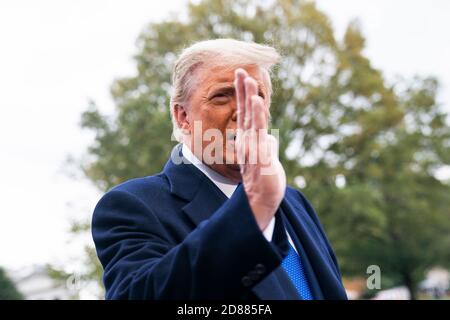 Il presidente DEGLI STATI UNITI Donald J. Trump parla ai media quando lascia la Casa Bianca per la sua ultima settimana di campagna elettorale a Washington, DC, USA, 27 ottobre 2020.Credit: Jim Loscalzo/Pool via CNP /MediaPunch Foto Stock