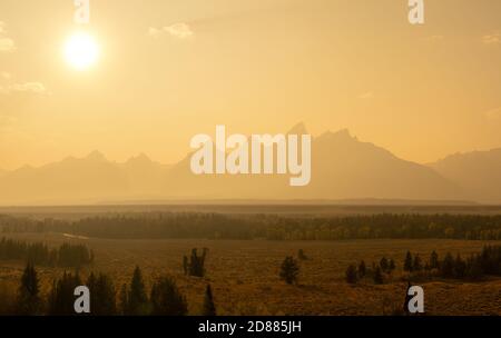 Un tramonto frizzante sulla catena montuosa di Teton. Grand Teton National Park, Wyoming, Stati Uniti. Foto Stock