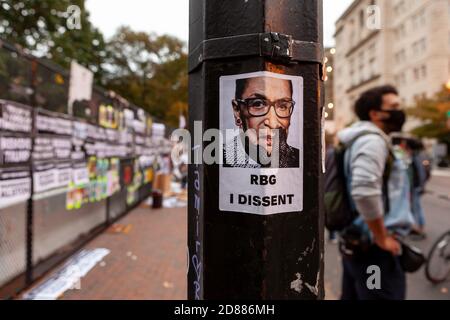 Washington, DC, USA, 27 ottobre 2020. Nella foto: Un adesivo con un ritratto di Ruth Bader Ginsburg e le parole "dissenso", su un palo di luce, è stato uno dei pochi pezzi di arte di protesta sopravvissuti ad un attacco alla recinzione di Lafayette Square e dintorni da parte dei sostenitori di Trump. Questa foto è stata scattata in occasione di un evento per ridecorare la recinzione con arte di protesta dopo che i sostenitori di Trump hanno distrutto l'arte esistente la notte del 26 ottobre 2020, come guardavano gli ufficiali MPD. La recinzione è stata coperta di arte di protesta da quando è salito durante le proteste dopo la morte di George Floyd. Credit: Alison Bailey/Alamy Live New Foto Stock