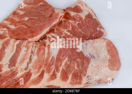 Costolette di maiale crude di ricambio su sfondo bianco isolato. Foto Stock