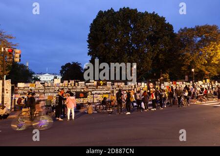 Washington, DC, USA, 27 ottobre 2020. Nella foto: "This is America", è come un uomo nero di mezza età ha descritto le persone di ogni colore della pelle che si sono riunite per ripopolare la recinzione di Lafayette Square con l'arte, dopo che è stata rimossa dai sostenitori di Trump. I sostenitori di Trump hanno rimosso e distrutto l’arte esistente la notte del 26 ottobre 2020, come osservavano gli ufficiali della polizia della DC. Credit: Alison Bailey/Alamy Live News Foto Stock