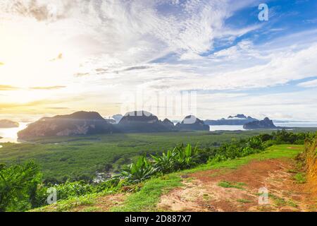 Samet Nangshe punto di osservazione all'alba a Phang nga, Thailandia. Foto Stock