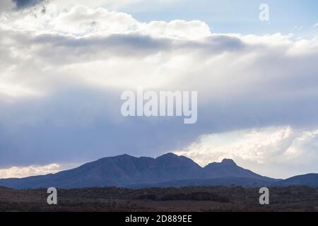 Cumulonimbus tempesta invernale nuvole sul Monte Sonder / Rwetyepme (1380 m) , Tjoritja / West McDonnell Ranges National Park Foto Stock