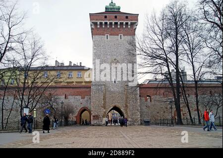 Brama Floriańska, St. La porta di Florian è l'unica porta della città degli otto costruiti nel Medioevo nella fortificazione della città vecchia di Cracovia in Polonia. Foto Stock