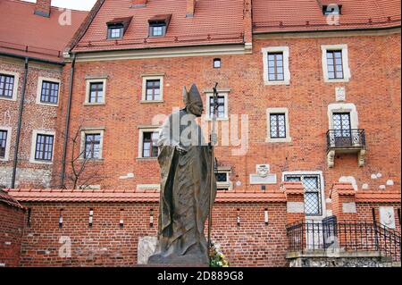 Una statua in bronzo a grandezza naturale di Papa Giovanni Paolo 2 sorge nei terreni del complesso Wawel a Cracovia, in Polonia, il luogo di nascita di Karol Wojtyla. Foto Stock