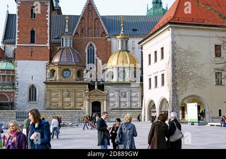 Il Castello reale di Wawel a Cracovia, in Polonia, è una residenza, un museo e una cattedrale di stili architettonici diversi. Foto Stock