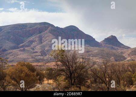 Mt Sonder / Rwetyepme (1380 m), Tjoritja / West McDonnell Ranges National Park Foto Stock