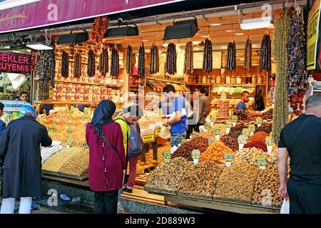 Un negozio di alimentari a Istanbul, Turchia, con acquirenti maschi e femmine il 16 aprile 2016. Foto Stock