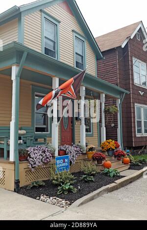 Una casa nel quartiere gentrificato di Hingetown/Ohio City a Cleveland, Ohio, con decorazioni autunnali esterne e una bandiera dei Cleveland Browns. Foto Stock