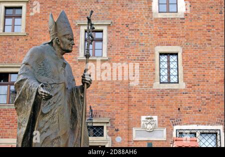 Una statua in bronzo a grandezza naturale di Papa Giovanni Paolo 2 sorge nei terreni del complesso Wawel a Cracovia, in Polonia, il luogo di nascita di Karol Wojtyla. Foto Stock