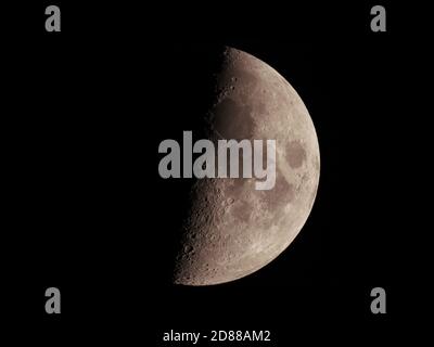 Immagine ad alta risoluzione di una mezza luna cerante Foto Stock