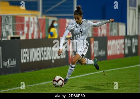 Estoril, Portogallo. 27 Ott 2020. Antri Violari di Cipro visto in azione durante la partita di qualificazione UEFA Donne Euro 2022 Gruppo e tra Portogallo e Cipro all'Est‡Dio Antonio Coimbra da Mota di Estoril.(Punteggio finale: Portogallo 1:0 Cipro) Credit: SOPA Images Limited/Alamy Live News Foto Stock