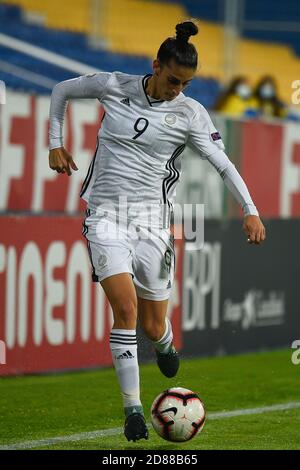 Estoril, Portogallo. 27 Ott 2020. Antri Violari di Cipro visto in azione durante la partita di qualificazione UEFA Donne Euro 2022 Gruppo e tra Portogallo e Cipro all'Est‡Dio Antonio Coimbra da Mota di Estoril.(Punteggio finale: Portogallo 1:0 Cipro) Credit: SOPA Images Limited/Alamy Live News Foto Stock