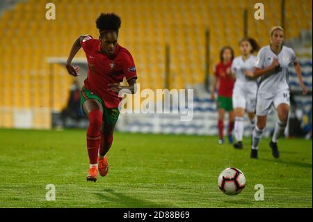 Estoril, Portogallo. 27 Ott 2020. Diana Silva (L) dal Portogallo visto in azione durante la partita di qualificazione UEFA Women's Euro 2022 Group e tra Portogallo e Cipro all'Est‡Dio Antonio Coimbra da Mota di Estoril.(Punteggio finale: Portogallo 1:0 Cipro) Credit: SOPA Images Limited/Alamy Live News Foto Stock