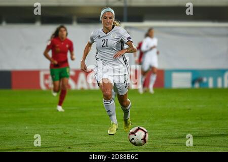 Estoril, Portogallo. 27 Ott 2020. Krystyna Freda (C) di Cipro visto in azione durante la partita di qualificazione UEFA femminile Euro 2022 Gruppo e tra Portogallo e Cipro all'Est‡Dio Antonio Coimbra da Mota di Estoril.(Punteggio finale: Portogallo 1:0 Cipro) Credit: SOPA Images Limited/Alamy Live News Foto Stock