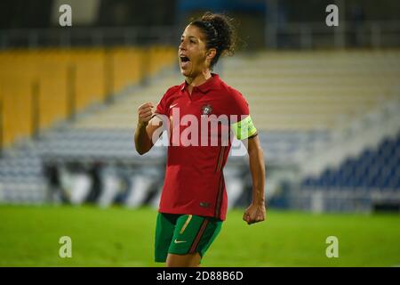 Estoril, Portogallo. 27 Ott 2020. Claudia Neto dal Portogallo festeggia un gol durante la partita di qualificazione Euro 2022 Group e della UEFA femminile tra Portogallo e Cipro all'Est‡Dio Antonio Coimbra da Mota di Estoril.(Punteggio finale: Portogallo 1:0 Cipro) Credit: SOPA Images Limited/Alamy Live News Foto Stock