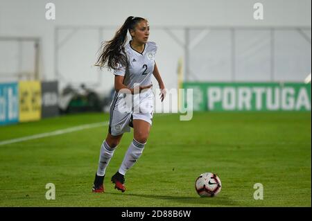 Estoril, Portogallo. 27 Ott 2020. Chara Charalambous di Cipro visto in azione durante la partita di qualificazione UEFA Women's Euro 2022 Group e tra Portogallo e Cipro all'Est‡Dio Antonio Coimbra da Mota di Estoril.(Punteggio finale: Portogallo 1:0 Cipro) Credit: SOPA Images Limited/Alamy Live News Foto Stock