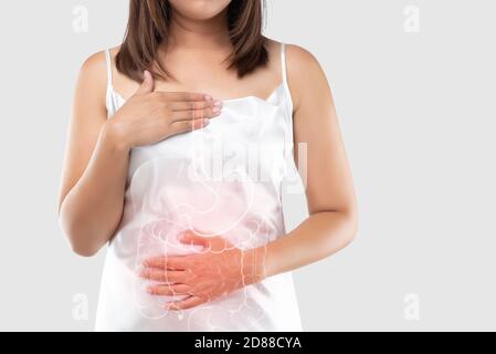 Malattia da reflusso gastroesofageo o reflusso acido. Illustrazione dell'intestino e degli organi interni nel corpo e nello spazio delle donne lato destro. Il concep Foto Stock