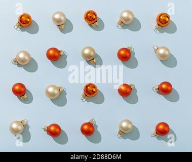 Palle di Natale su sfondo di carta blu, piatto, vista dall'alto Foto Stock
