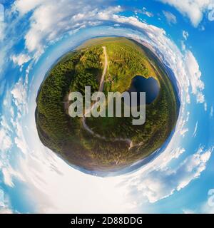 Piccola trasformazione del pianeta di panorama sferico 360 gradi del lago di Kidelyu Foto Stock