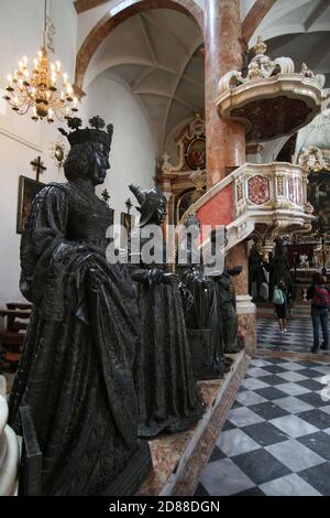 Statue in bronzo di quattro nobili femminili (regine, duchesse) nella Chiesa di Corte (Hofkirche), Innsbruck, Tirolo, Austria Foto Stock