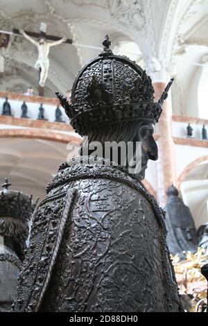 Statua in bronzo (profilo) di Federico III, Sacro Romano Imperatore (morto nel 1493), nella Chiesa di Corte (Hofkirche), Innsbruck, Tirolo, Austria Foto Stock