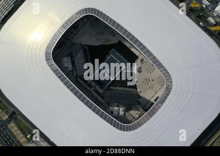 Pechino, Cina. 26 Ottobre 2020. La foto aerea scattata il 26 ottobre 2020 mostra lo Stadio di Calcio di Shanghai Pudong a Shanghai, nella Cina orientale. Con una superficie di costruzione di 139,304 metri quadrati, lo stadio ha un design unico e innovativo per i posti a sedere che massimizza la vista del campo da calcio da tutti i 33,765 posti a sedere, creando un'atmosfera intima per gli spettatori. Credit: Ding Ting/Xinhua/Alamy Live News Foto Stock