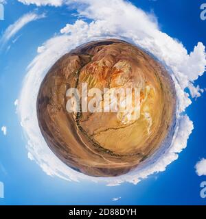 Piccola trasformazione del pianeta di panorama sferico a 360 gradi di Altai Marte Foto Stock
