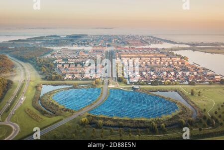 Quartiere verde sostenibile nei Paesi Bassi alimentato da pannelli solari, vista aerea Foto Stock