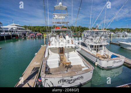 Barche da pesca ormeggiate al Crystalbrook Superyacht Marina Port Douglas, North Queensland, Australia Foto Stock