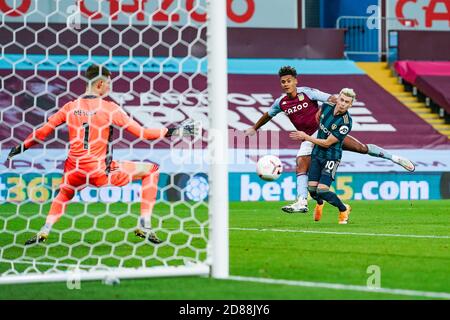 Aston Villa Forward Ollie Watkins (11) scatta un colpo durante La partita di calcio del campionato inglese Premier League tra Aston Villa E Leeds Unit C. Foto Stock