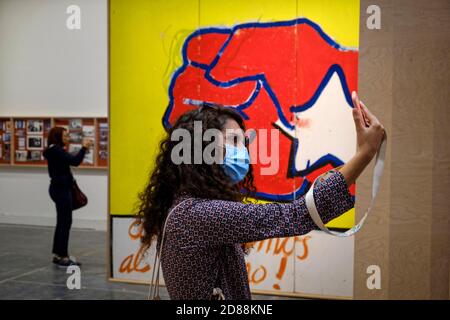 Giovani donne che prendono selfie indossando maschere chirurgiche per proteggere dal covid-19 alla Biennale di Venezia, le Muse inquiete, Venezia, Italia Foto Stock