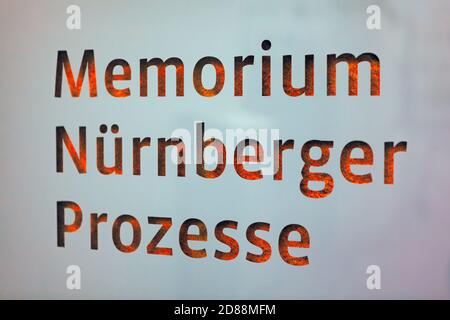 Un cartello per il Memorium Nurnberger Prozesse , centro di informazione e documentazione, il Memoriale dei processi di Norimberga Foto Stock