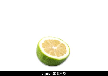 Un limone tagliato a metà su sfondo bianco Foto Stock
