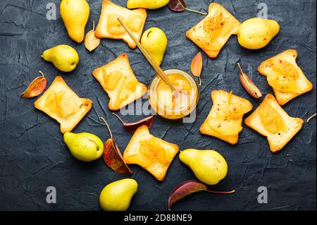 Crostini croccanti o toast al tè con marmellata di pere. Foto Stock