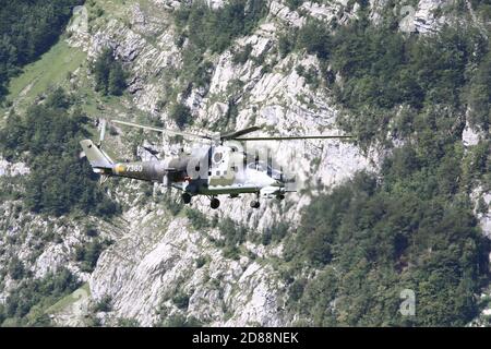Mollis, Kanton Glarus (GL)/ Svizzera - Agosto 16 2019: Airshow dell'elicottero russo MIL mi-24/35 Hind, presentato dall'aviazione ceca a Zigermeet 2 Foto Stock
