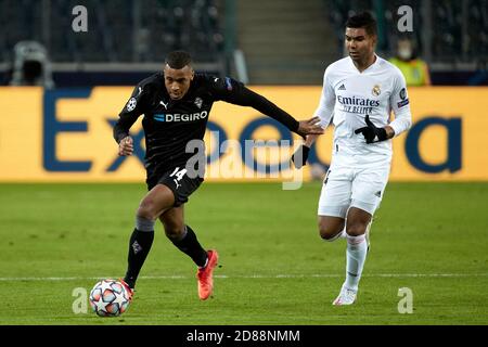 Monchengladbach, Germania. 27 Ott 2020. Alassane plea di Borussia Monchengladbach in azione con Casemiro del Real Madrid durante la partita della UEFA Champions League tra Borussia Monchengladbach e Real Madrid a Borussia-Park il 27 ottobre 2020 a Monchengladbach, Spagna. Credit: Dax Images/Alamy Live News Foto Stock