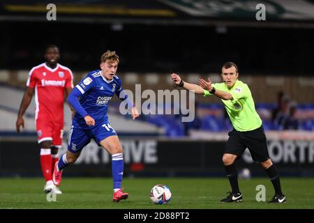 Jack Lankester della città di Ipswich viene avanti come referee, Antony Coggins gioca il vantaggio - Ipswich Town contro Gillingham, Sky Bet League One, Portman Road, Ipswich, UK - 27 ottobre 2020 solo uso editoriale - si applicano le restrizioni DataCo Foto Stock