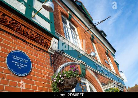 Roots Hall, Southend on Sea, Essex, Regno Unito. 28 Ott 2020. Il club calcistico Southend United oggi si trova ad affrontare un ordine di liquidazione in High Court a causa di una tassa di £493,991 per le entrate e le dogane HM a seguito di un rinvio da settembre. Il club ha lottato finanziariamente per un certo numero di anni non aiutato dal divieto di ingresso dei tifosi a causa della pandemia COVID-19, e sono stati colpiti con un embargo di trasferimento mentre le ordinanze del tribunale sono in vigore. Il club sta languendo in fondo alla Lega due, essendo stato relegato la stagione precedente. Pub Blue Boar vicino a terra, dove il club è stato fondato nel 1906 Foto Stock