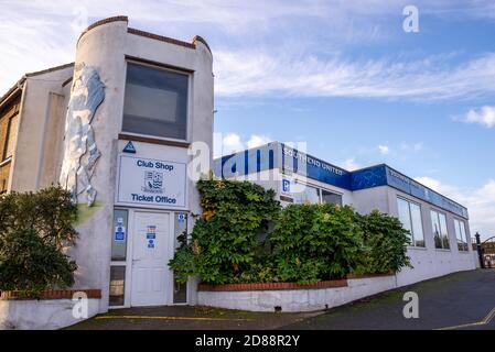 Roots Hall, Southend on Sea, Essex, Regno Unito. 28 Ott 2020. Il club calcistico Southend United oggi si trova ad affrontare un ordine di liquidazione in High Court a causa di una tassa di £493,991 per le entrate e le dogane HM a seguito di un rinvio da settembre. Il club ha lottato finanziariamente per un certo numero di anni non aiutato dal divieto di ingresso dei tifosi a causa della pandemia COVID-19, e sono stati colpiti con un embargo di trasferimento mentre le ordinanze del tribunale sono in vigore. Il club sta languendo in fondo alla Lega due, essendo stato relegato la stagione precedente. Club shop e biglietteria all'ingresso dello stadio Foto Stock