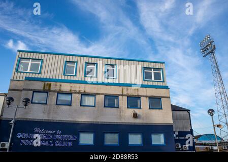 Roots Hall, Southend on Sea, Essex, Regno Unito. 28 Ott 2020. Il club calcistico Southend United oggi si trova ad affrontare un ordine di liquidazione in High Court a causa di una tassa di £493,991 per le entrate e le dogane HM a seguito di un rinvio da settembre. Il club ha lottato finanziariamente per un certo numero di anni non aiutato dal divieto di ingresso dei tifosi a causa della pandemia COVID-19, e sono stati colpiti con un embargo di trasferimento mentre le ordinanze del tribunale sono in vigore. Il club sta languendo in fondo alla Lega due, essendo stato relegato la stagione precedente. Edificio principale degli uffici con pilone dei proiettori Foto Stock